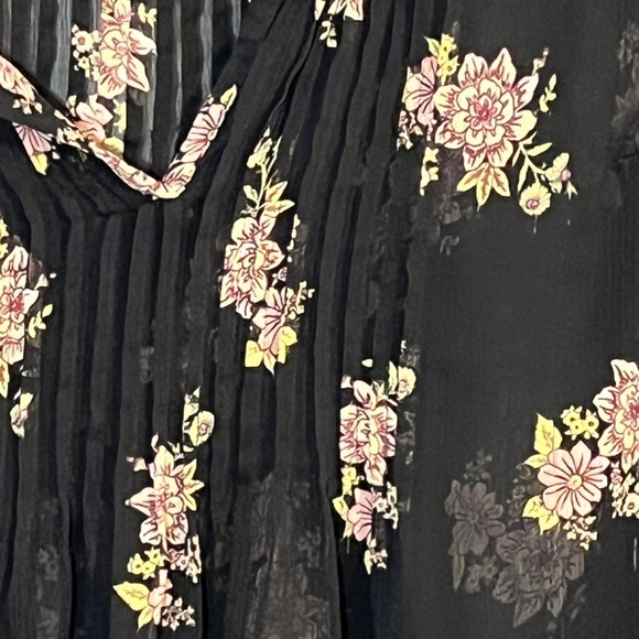 Torrid Womens Top Size 14 Black Floral Sheer Tunic Pleated Chiffon 16 Pintuck - Picture 7 of 14